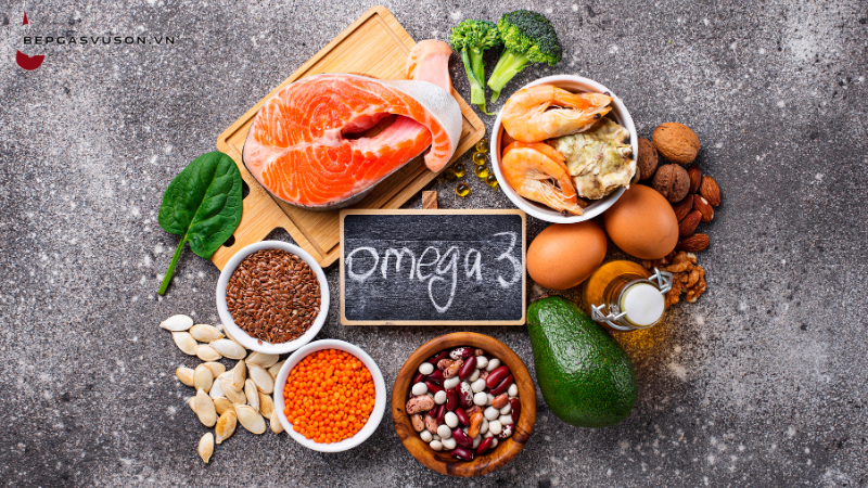 Omega-3 có mặt trong nhiều loại thực phẩm từ các loại cá béo như cá hồi, cá thu, cá mòi, cá trích, cá ngừ và cá cơm